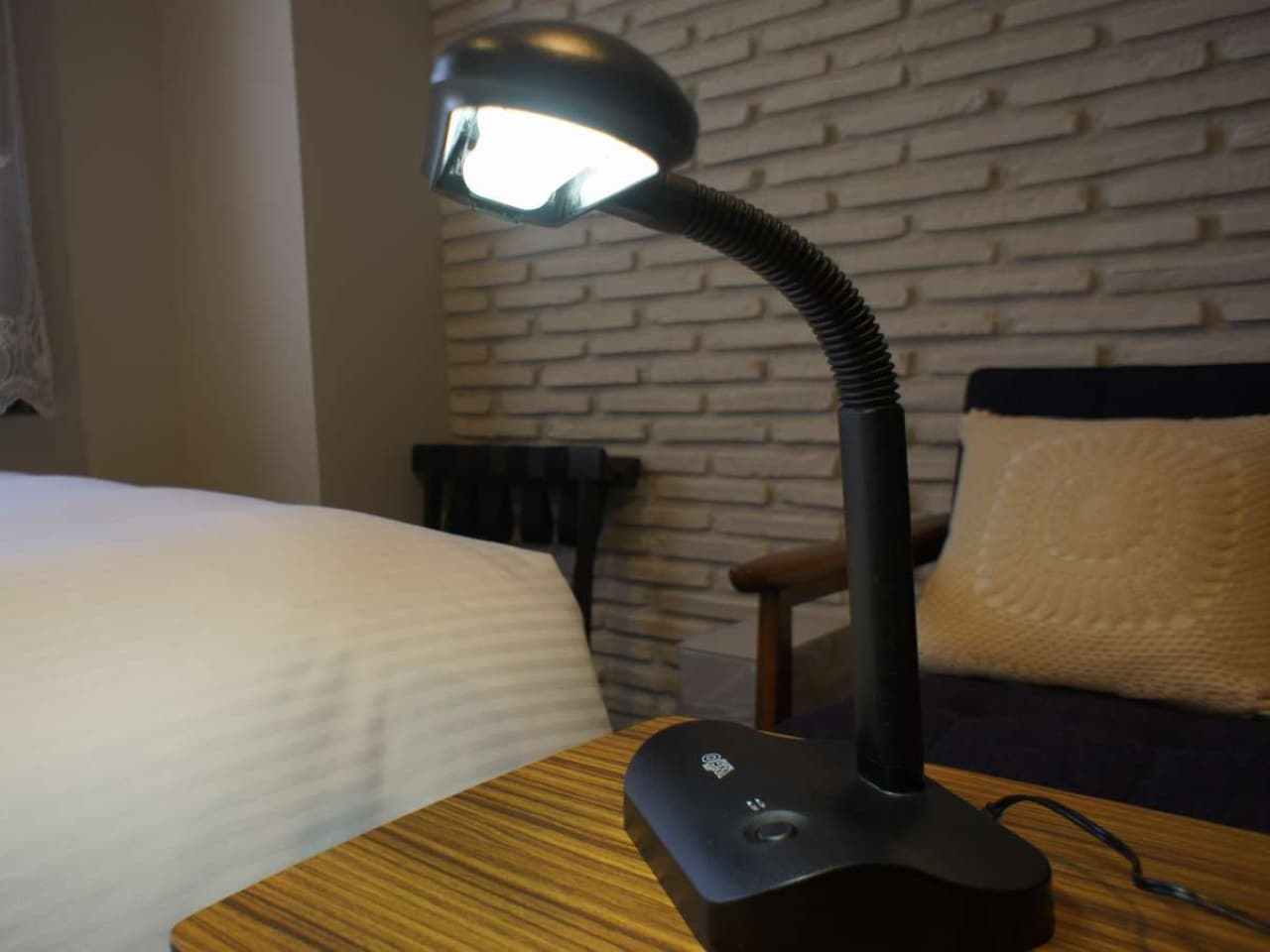 電気スタンド※デスクが設置されている客室には、あらかじめ電気スタンドもご用意しております